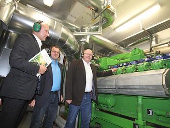 Pressesprecher Jörg Hoepfner (von links), Baur-Bereichsleiter Erhard Ströhl und Abteilungsleiter Frank Mechtold vor dem Blockheizkraftwerk  Foto: Gerda Völk