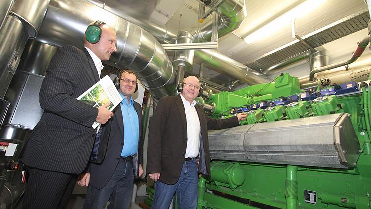 Pressesprecher Jörg Hoepfner (von links), Baur-Bereichsleiter Erhard Ströhl und Abteilungsleiter Frank Mechtold vor dem Blockheizkraftwerk  Foto: Gerda Völk