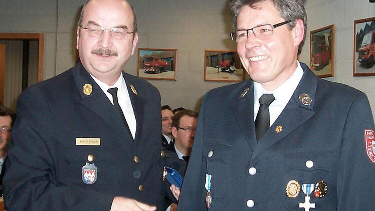 Kreisbrandrat Roland Eckert ehrte Matthias Gernert.