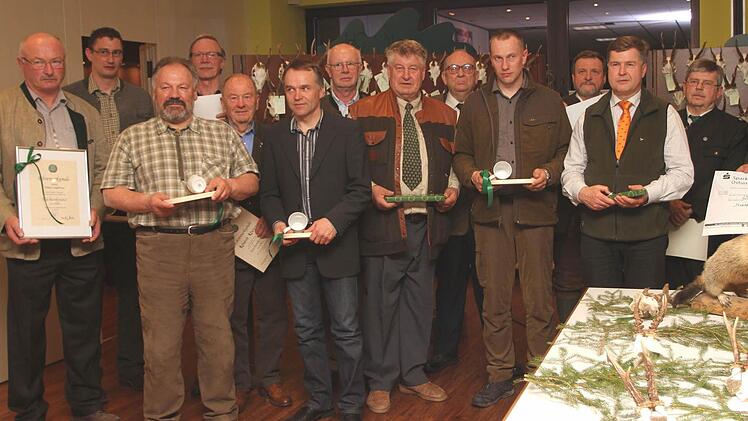 Diese Mitglieder und Gäste wurden für besondere Leistungen ausgezeichnet. Links: Vorsitzender Helmut Sieghörtner