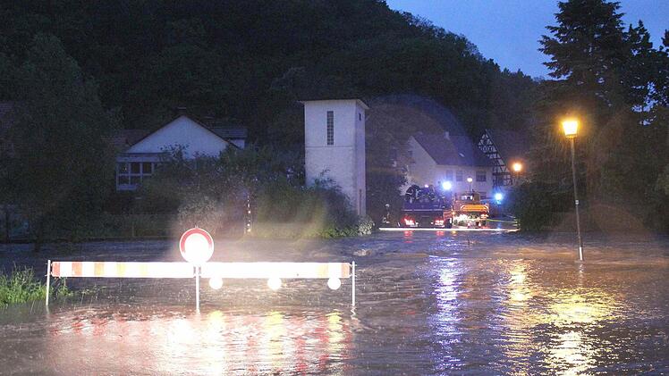 Der Ebelsbach schwoll im gleichnamigen Ort auf die Größe eines Flusses an.