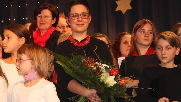 Große Ehrung für Sonja Wißmüller (Mitte, mit Blumenstrauß),die drei Chöre dirigiert und die "Goldene Stimmgabel" des Deutschen Sängerbundes erhielt.