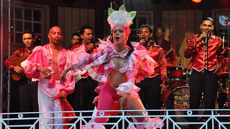 Samba statt Kurorchester. Die Formation Pasión de Buena begeisterte im Kurgarten die Fans lateinamerikanischer Musik. Fotos: Peter Klopf
