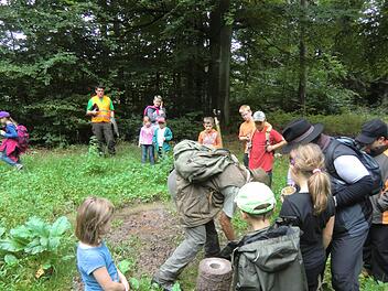 Wenn es mit Förster Fichtner in den Wald geht, gibt es immer etwas zu bestaunen.  Fotos: Gerhard Schmidt