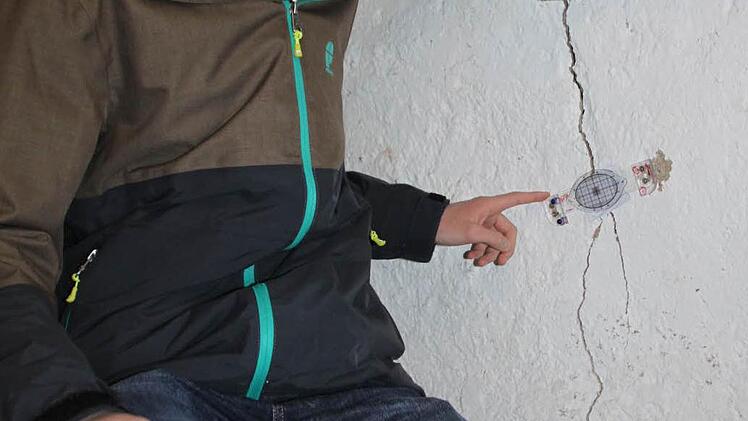 Gymnasiast Peter Ten hat in seiner Seminararbeit den Hangrutsch untersucht und sich dafür die Messstelle im Keller des Anwesens von Josef Werner angeschaut. Foto: Ulrike Müller