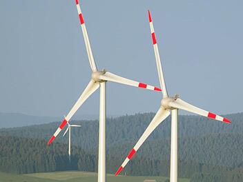 An diesen Anblick wird man sich in Kirchleus wohl gewöhnen müssen: Das Verwaltungsgericht Bayreuth hat die Klage gegen die sieben Windräder des Windparks Schimmendorf am Freitag abgewiesen. Ob die Klägerin vor den Bayerischen Verwaltungsgerichtshof ziehen wird, hat sie noch nicht entschieden. Foto: Patrick Seeger / dpa