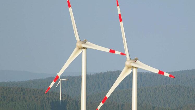 An diesen Anblick wird man sich in Kirchleus wohl gewöhnen müssen: Das Verwaltungsgericht Bayreuth hat die Klage gegen die sieben Windräder des Windparks Schimmendorf am Freitag abgewiesen. Ob die Klägerin vor den Bayerischen Verwaltungsgerichtshof ziehen wird, hat sie noch nicht entschieden. Foto: Patrick Seeger / dpa