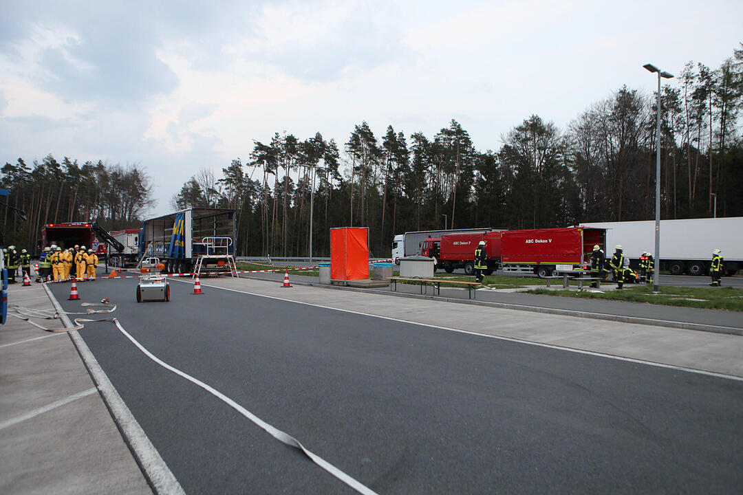 Gefahrgutaustritt auf Parkplatz an A6