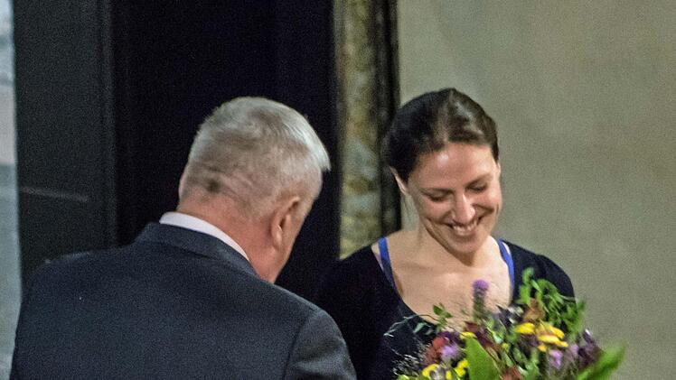 Einen Blumenstrauß von OB Norbert Tessmer gab's für Coburgs scheidenden theaterpädagogin Luca Pauer.Foto: Jochen Berger