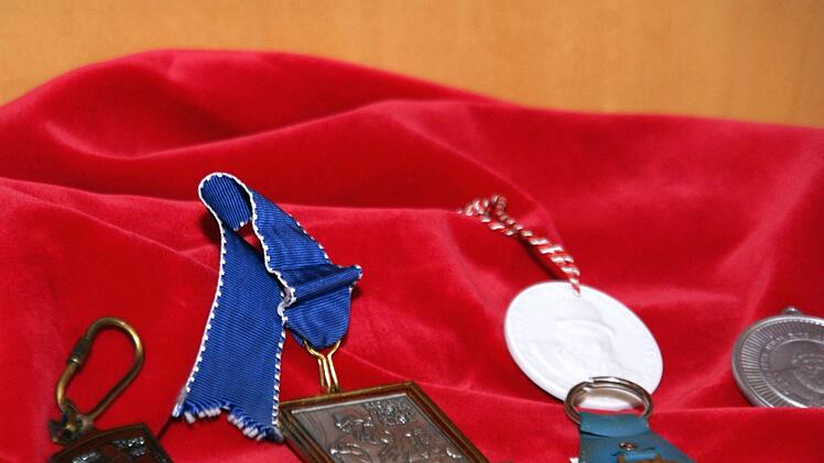 Die Sammlung gestaltet sich ausgesprochen facettenreich, bis hin zu weißer Porzellanmedaille und ebenso hübschem tragbarem Wandertag-Anhänger  anlässlich einer Veranstaltung des TV Strössendorf anno 1977 (blaues Band).