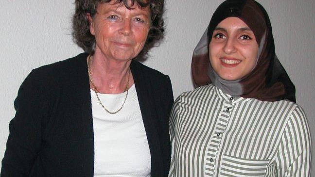 Die siebzehnjährige Schülerin Zahra Nouri (rechts) aus Afghanistan beeindruckte beim Frauenring mit der Geschichte ihrer Flucht nach Deutschland und Karin Reinshagen vom Frauenring (links)bedankte sich bei ihr für ihre mutige Erzählung. Uschi Schober