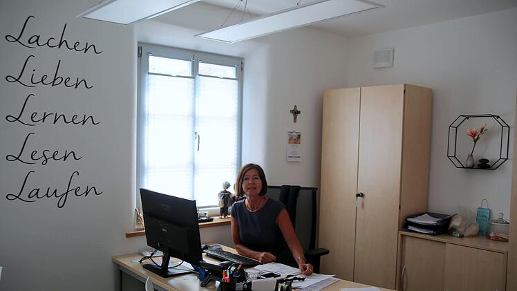Pflegedienstleiterin Silvia Schinkel hat in ihrem Büro die fünf L's der Demenzarbeit immer vor Augen. Foto: Bettina Knauth