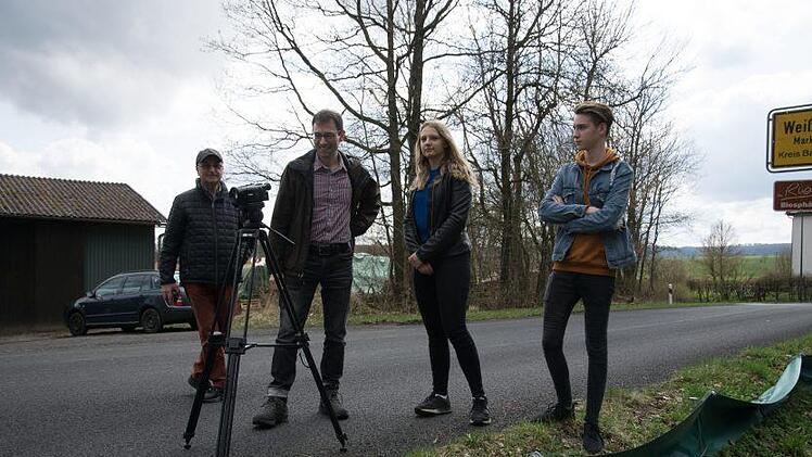 Werner Schaidt erläutert seine Aufgaben als Amphibienschützer bei den Laichwanderungen im Frühjahr in Weißenbach vor den Dreharbeiten Lehrer Heiko Berner sowie dem Drehteam Jenny Raab und Paul Vogler. Foto: Heiko Berner