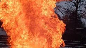 Das passiert, wenn ein Fettbrand mit Wasser gelöscht wird. Foto: privat
