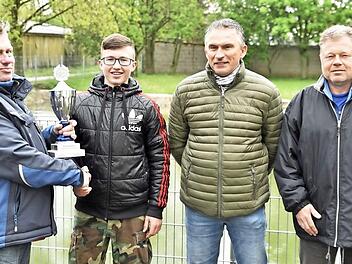 Vorsitzender Frank Sellner übergab die Preise an die Erstplatzierten Alexander Löffler, Rainer Dietz und Achim Löffler (von links).  Foto: sn