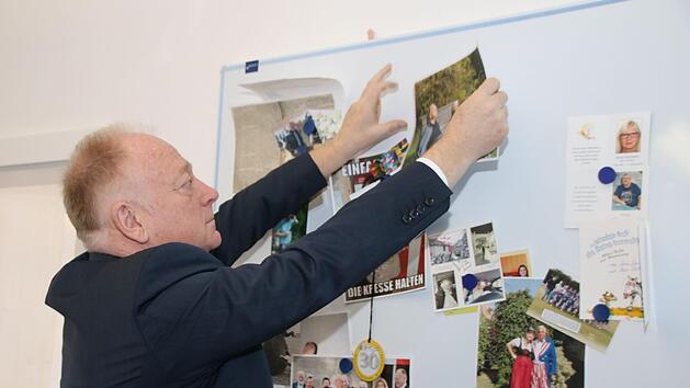 An einer Magnettafel in deinem Amtszimmer hat Helmut Blank Bilder und andere Erinnerungsstücke seiner zwölfjährigen Amtszeit aufgehängt. Die nimmt er natürlich mit nach Hause. Thomas Malz