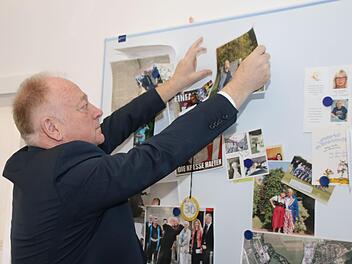 An einer Magnettafel in deinem Amtszimmer hat Helmut Blank Bilder und andere Erinnerungsstücke seiner zwölfjährigen Amtszeit aufgehängt. Die nimmt er natürlich mit nach Hause. Thomas Malz