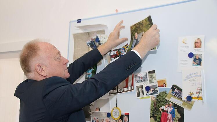 An einer Magnettafel in deinem Amtszimmer hat Helmut Blank Bilder und andere Erinnerungsstücke seiner zwölfjährigen Amtszeit aufgehängt. Die nimmt er natürlich mit nach Hause. Thomas Malz