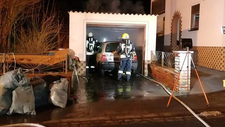 25 Einsatzkräfte der Feuerwehren Reiterswiesen und Bad Kissingen hatten den Brand nach etwa einer Stunde gelöscht. Foto: Julia Sauer