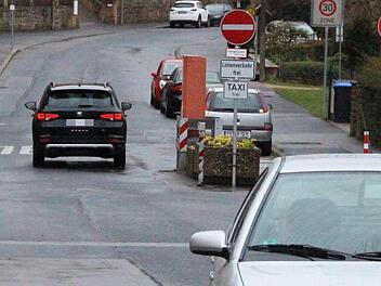 An der südlichen Seite der Bismarckstraße dürfen nur ausgewählte Fahrzeuge mit Sondergenehmigung einfahren. Doch die Abkürzung ohne Schranke ist für viele verlockend.