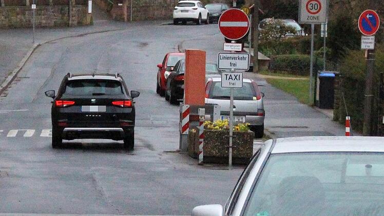 An der südlichen Seite der Bismarckstraße dürfen nur ausgewählte Fahrzeuge mit Sondergenehmigung einfahren. Doch die Abkürzung ohne Schranke ist für viele verlockend.