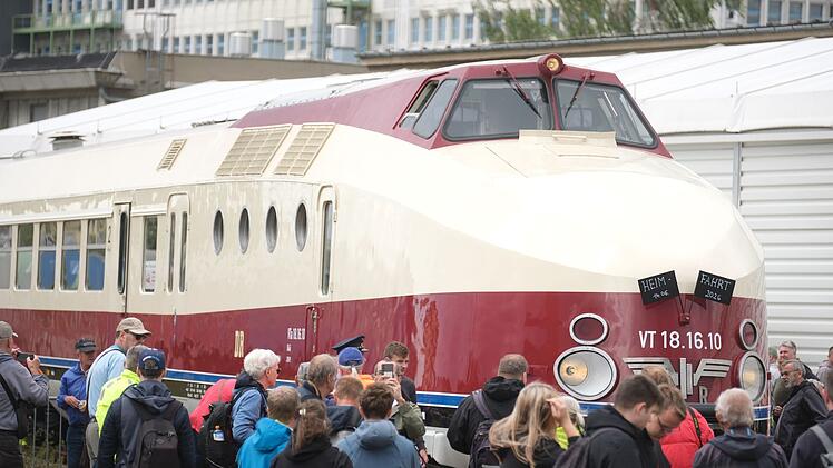 Ankunft des DDR-Prestigezuges VT 18.16 in Radebeul