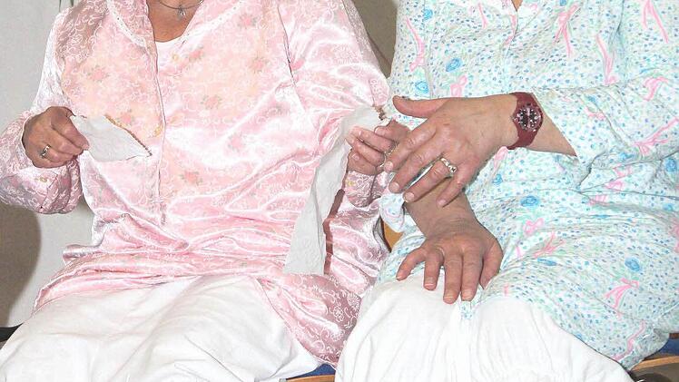 Erika Gehring (links) und Rita Schöpplein im Seniorenheim