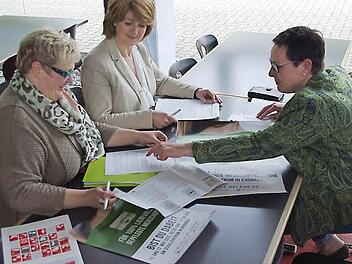 Gemeinsam bereiten (von links) Cornelia Thron, Karin Pfadenhauer und Daniela Wölfel die Veranstaltungen rund um den Besuch des Pflege-Trucks in Kronach vor.  Foto: Heike Schülein