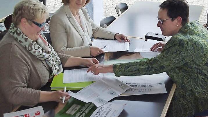 Gemeinsam bereiten (von links) Cornelia Thron, Karin Pfadenhauer und Daniela Wölfel die Veranstaltungen rund um den Besuch des Pflege-Trucks in Kronach vor.  Foto: Heike Schülein