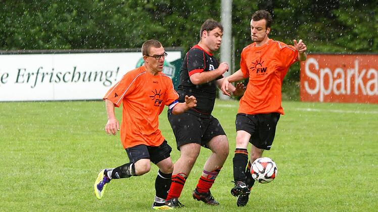 Endspiel der Landesliga zwischen Dillingen (orange) und Hammelburg. Von links Michael Dirschnabel, Stefan Iff und Roland Gebhart. Foto: Monika Limmer