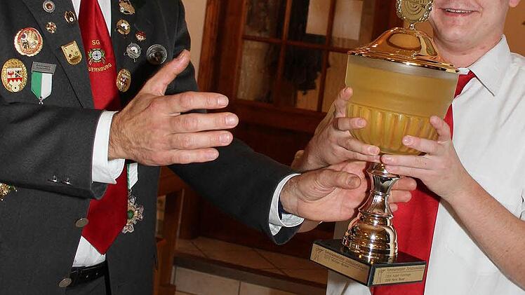 Applaus von Schützenmeister Rudi Fürbringer: Michael Winkler landete in der umkämpften Schützenklasse auf Platz 1.