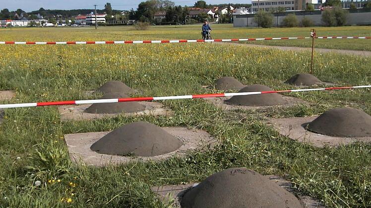 Die Fundamente wurden 2003 mit kleinen Betonhäubchen abgedeckt. Foto: Andreas Dorsch