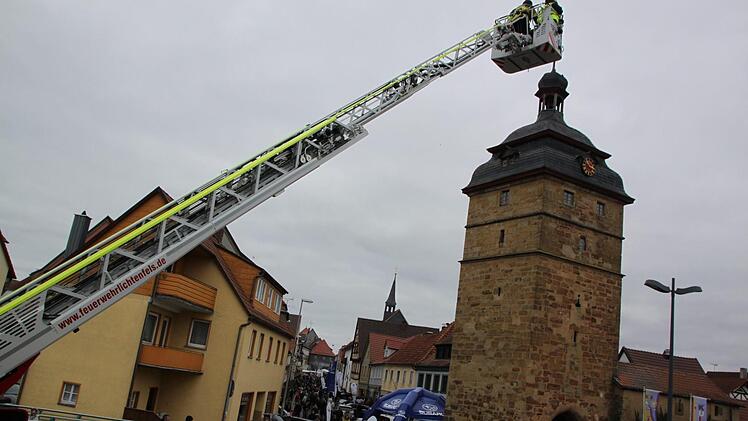 Wofür eine Drehleiter eingesetzt werden kann, zeigt die Feuerwehr am Sonntag beim Autofrühling. Foto: Matthias Einwag