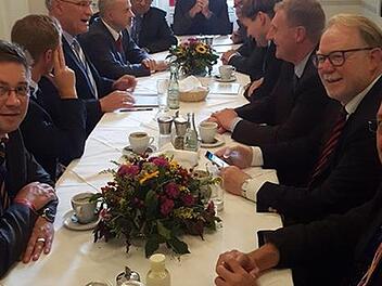 Kommunalpolitiker aus der Region diskutieren mit Staatsminister Joachim Herrmann über die Strabs. Foto: privat