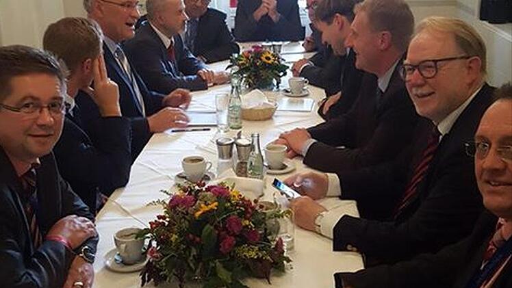 Kommunalpolitiker aus der Region diskutieren mit Staatsminister Joachim Herrmann über die Strabs. Foto: privat