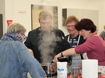 Es dampft und riecht schon richtig gut. Foto: Carmen Schwind