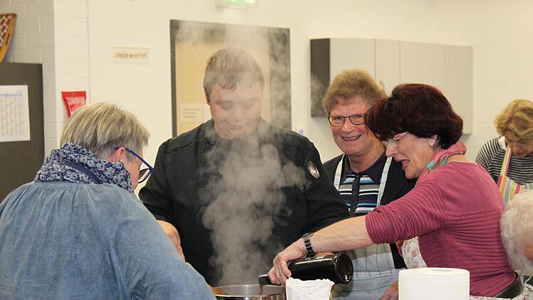 Es dampft und riecht schon richtig gut. Foto: Carmen Schwind
