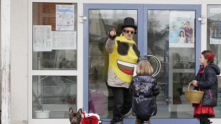 Da müsst ihr hin zum Fasching, jetzt ist nichts in der Schule los, draußen spielt die Musik, zeigte Harald Hammerschmidt, der bereits in  seinem Faschings-Outfit kaum wiederzuerkennen war, den jungen Damen. Foto: Manja von Nida
