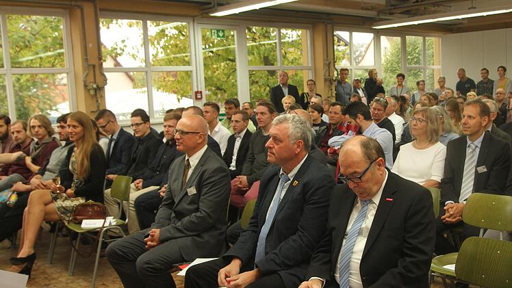 Blick in die Reihen der Gäste mit dem Präsidenten der Unterfränkischen Handwerkskammer Walter Heußlein, 1. Bürgermeister Jürgen Hennemann und Schulleiter Dr. Oliver Dünisch (von rechts).