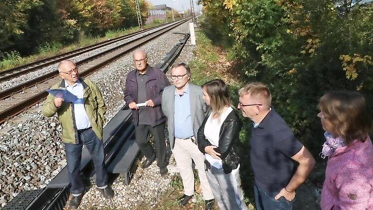 Mitglieder der Bürgerinitiative, Schulleiter, eine Vertreterin des Elternbeirates und Stadträtin Anette Prechtel nahmen das Areal des künftigen Haltepunktes Forchheim-Nord in Augenschein.  Foto: Josef Hofbauer