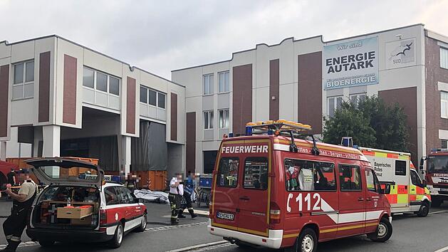 Gro&szlig;einsatz f&uuml;r die Feuerwehren in Rehau und Umgebung: In einer Lederverarbeitsungsfabirk ist am Montagvormittag Feuer ausgebrochen. Foto: NEWS5 / Fricke