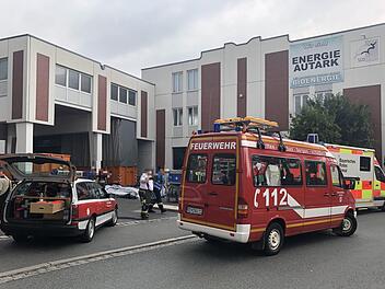 Großeinsatz für die Feuerwehren in Rehau und Umgebung: In einer Lederverarbeitsungsfabirk ist am Montagvormittag Feuer ausgebrochen. Foto: NEWS5 / Fricke