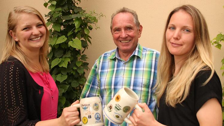 Der Moderator des Brauereifests, Walter Mackert, zusammen mit der der Brau- und Getränketechnologin Jana Neubert aus Nedensdorf (links) und der Braumeisterin Silvana Goller aus Bad Staffelstein - beide  werden natürlich beim Bierbrauerfest dabei sein.Matthais Einwag