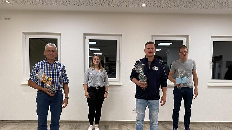 Die ehemaligen Vorsitzenden werden verabschiedet von Isabell Schürlein (von links) Albrecht Klug, Isabell Schürlein, Steffen Schneider und  Andreas Diller. Foto: Maria Ullrich