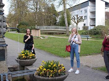 Studentinnen aus Coburg machen sich ein eigenes Bild vom Geschmack des Heilwassers aus dem Georgi-Sprudel. Foto: Julia Raab