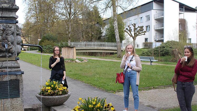 Studentinnen aus Coburg machen sich ein eigenes Bild vom Geschmack des Heilwassers aus dem Georgi-Sprudel. Foto: Julia Raab