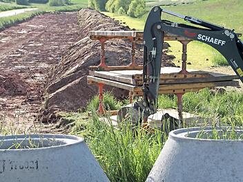 Mit dem Kanalanschluss des Gemeindeteils Pettstadt nach Kirchlauter wurde in den letzten Tagen begonnen. Die Maßnahme soll bis August fertig sein.