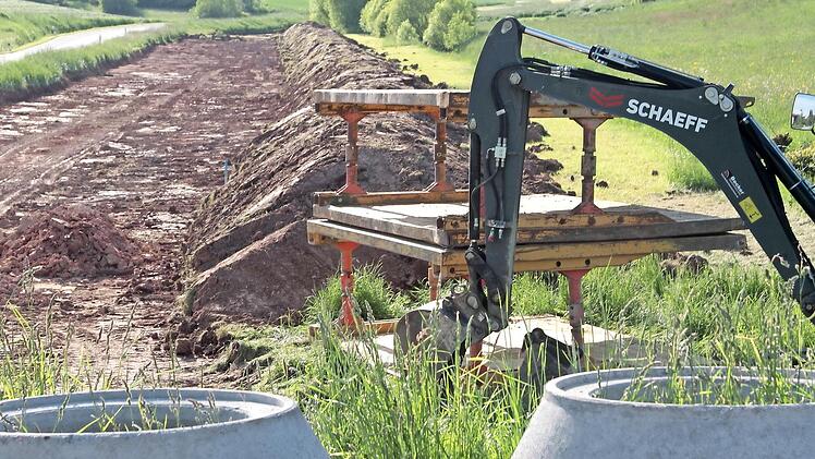 Mit dem Kanalanschluss des Gemeindeteils Pettstadt nach Kirchlauter wurde in den letzten Tagen begonnen. Die Maßnahme soll bis August fertig sein.