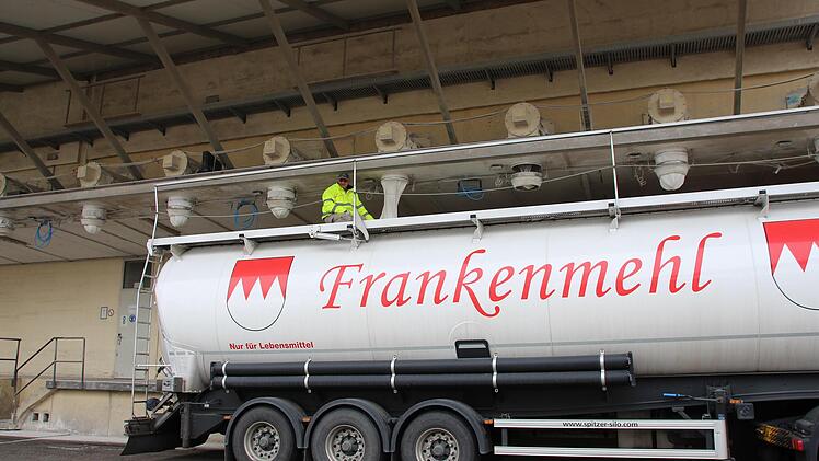 Die Cramer-Mühle produziert 600 Tonnen Mehl am Tag. In ein Silofahrzeug passen etwa 25 Tonnen Mehl. Den ganzen Tag über fahren große Lkws auf den Hof, in die Mehl fließt. Foto: Charlotte Wittnebel-Schmitz