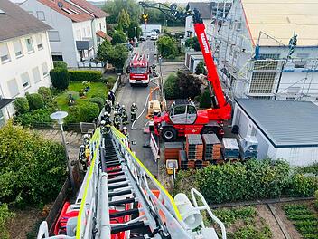 Hallstadt: Plötzliche Rauchentwicklung bei Bauarbeiten am Dach - Feuerwehr kann Schlimmeres verhindern